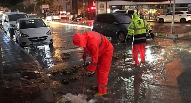 Çanakkale Belediyesi ekipleri kuvvetli yağışlara karşı saha çalışmalarını sürdürdü