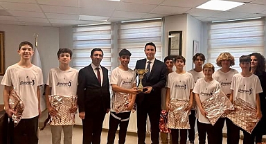 Kaymakam Haydaroğlu, İstiklal Ortaokulu Voleybol Takımını tebrik etti