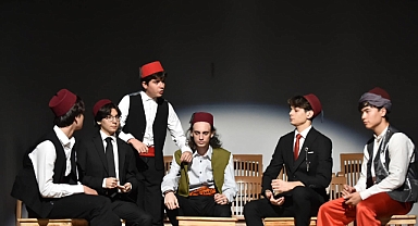 “Kuyruklu Yıldız Altında Bir İzdivaç” sahnelendi