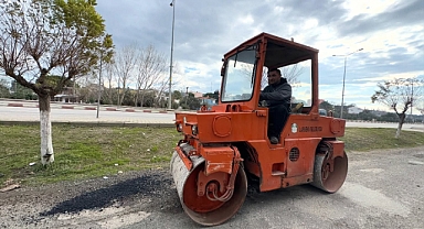 Lapseki Belediyesi'nden yağmur sonrası yol onarımı
