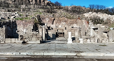 Assos Antik Kentinde Mozaik ve Anıt Mezar keşfedildi