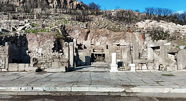 Assos Antik Kentinde Mozaik ve Anıt Mezar keşfedildi
