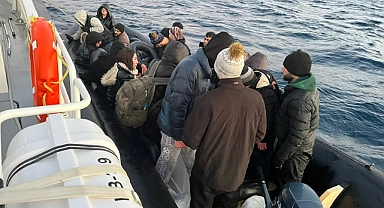 Çanakkale açıklarında 23 düzensiz göçmen yakalandı