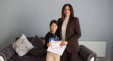 Evde eğitim alan öğrenciye karne ziyareti