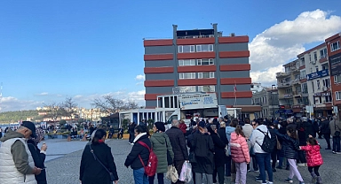 Kartalkaya faciasında hayatını kaybeden gençler anısına Çanakkale’de pişi dağıtıldı