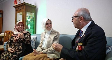 Bakan Göktaş'tan Küçük çiftine 50. yıl sürprizi