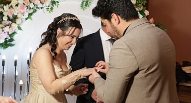 Başkan Gürel çiftin nişan yüzüklerini kesti