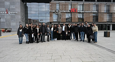 ÇOMÜ öğrencileri Yeşil Yerel Yönetim Binası ve Kültür Merkezini ziyaret etti