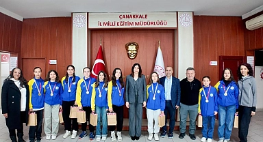 Gökçeada Ortaokulu Yıldız Kız Futsal takımından Mine Hayta’ya ziyaret