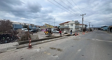 Lapseki’de okul önünde kaldırım çalışmaları tamamlandı