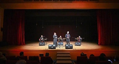 Teoman Alpay şarkıları ile Çanakkale'de unutulmaz bir gece