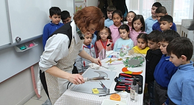 Öğretmen Duygu Dönmez Demir, Vitray Sanatını Öğrencilerine Tanıttı