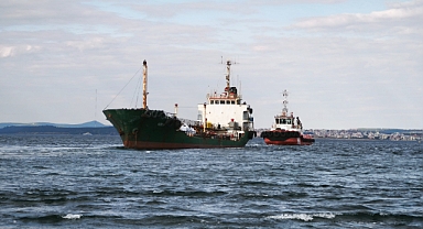Çanakkale Boğazı’nda karaya oturan tanker kurtarıldı