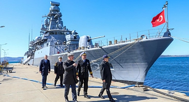 Çanakkale Valisi Ömer Toraman'dan TCG Oruç Reis Gemisi'ne ziyaret