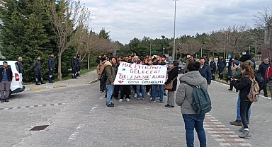 ÇOMÜ'de İmamoğlu eylemi: Öğrenciler diploma iptali ve gözaltılara tepki gösterdi