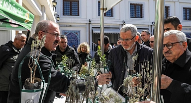 Tacettin Aslan Camii’nde fidan dağıtım etkinliği