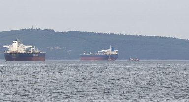 Tersane bakımına götürülen tanker Çanakkale Boğazı'ndan geçirildi