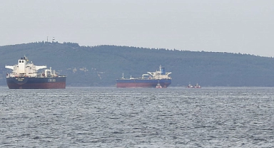 Tersane bakımına götürülen tanker Çanakkale Boğazı'ndan geçirildi
