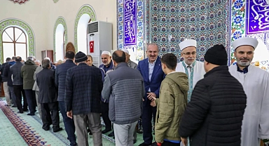 Vali Ömer Toraman, Şehitler Camii’nde Vatandaşlarla Bayramlaştı