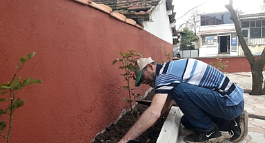 Atatürk büstü güllerle donatıldı