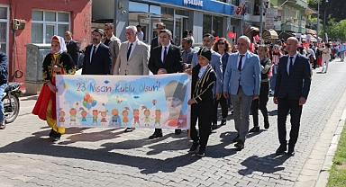 Bayramiç’te 23 Nisan coşkusu başladı: Dünya çocukları kardeşlik yürüyüşü renkli görüntülere sahne oldu