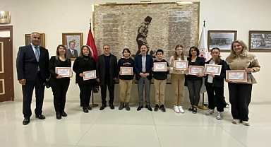 Biga Kaymakamı Ercan Kayabaşı, dereceye giren öğrencileri ve öğretmenlerini ağırladı