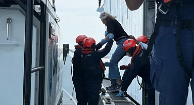 Bozcaada açıklarında yolcu gemisinden tıbbi tahliye