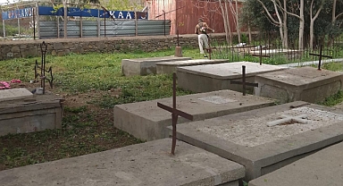 Bozcaada’da Rum Mezarlığı ve çevresi temizlendi