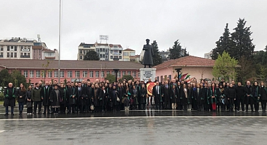 Çanakkale Barosu, Avukatlar Günü sebebiyle Cumhuriyet Meydanı’ndaydı