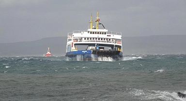 Çanakkale'de fırtına deniz ulaşımını etkiledi! Yarınki bazı feribot seferleri iptal edildi