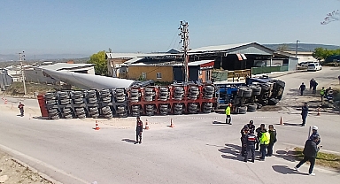 Çanakkale’de Rüzgar Gülü Kanadı Fabrikanın Üzerine Devrildi! 9 Saatlik Operasyonla Kaldırıldı