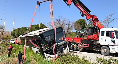 Çanakkale'de yolcu otobüsünde mahsur kalan şoför kurtarıldı
