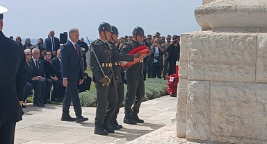 Cape Helles İngiliz Milletler Topluluğu Anıtı'na saygı duruşu