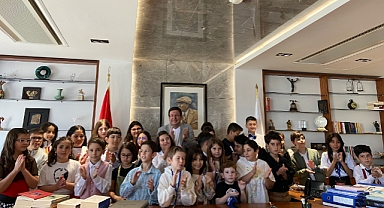 Çocuklar Başkanlık Koltuğuna oturdu