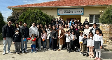 Ezine MYO’ dan Gökçebayır İlkokuluna ayakkabı ve kırtasiye malzemeleri kampanyası