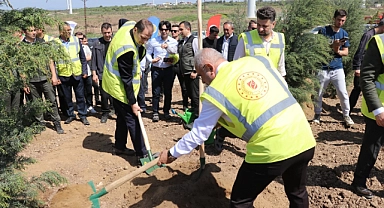 Ezine Üvecik Köyü’nde Geleceğe Nefes Olacak Fidanlar Toprakla Buluştu