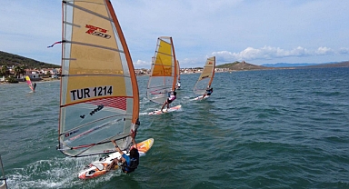 İÇDAŞ Spor Kulübü sörfçüleri milli takım kampına katıldı