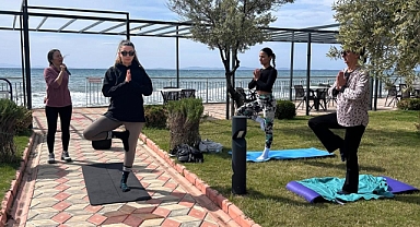 Küçükkuyu'da sağlıklı yaşam için yoga etkinliği düzenlendi