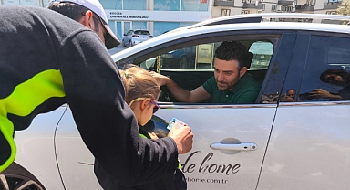 Minik Polis Asya Umay Trafik Denetimine Katıldı: Hız Yapan Sürücüye Ceza Kesti