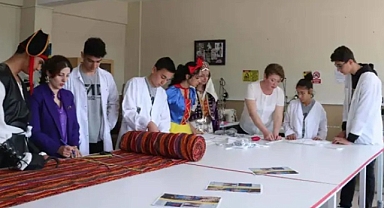 Öğrenciler moda tasarımıyla hem eğleniyor hem kazanıyor