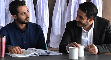 Öğretmen kardeşler, aynı okulda öğrencileri geleceğe hazırlıyor
