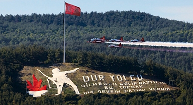 Türk Yıldızları’ndan Çanakkale’de selamlama uçuşu