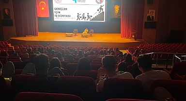 Üniversitelilerden iş dünyasını mizahla harmanlayan tiyatro gösterisi