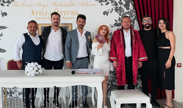 Başkan Öztürk, çiftin nikahını kıydı