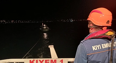 Çanakkale Boğazı’nda içerisinde 5 kişi bulunan tekne makine arızası yaptı