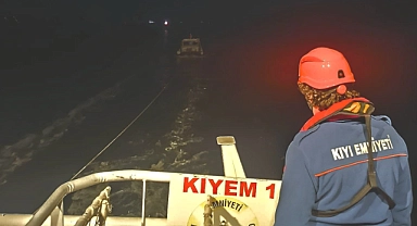 Çanakkale Boğazı’nda makine arızası yapan tekne kurtarıldı