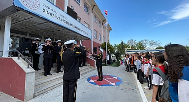 Çanakkale’de Bayrak törenine Bando eşliğinde coşkulu katılım