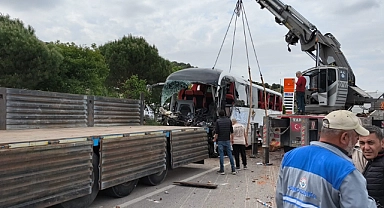 Çanakkale’deki feci kazada enkaza dönen otobüs vinçle kaldırıldı! Yol trafiğe açıldı!