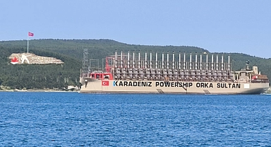Dev elektrik üretim gemisi Çanakkale Boğazı’ndan geçti
