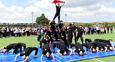 Ezine’de 19 Mayıs coşkusu 22 Eylül Stadı’nda yaşandı